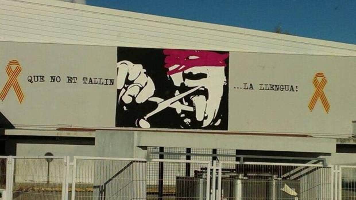 Este mural apareció en 2013. Pero hace solo unos días apareció la escalinata del instituto pintada como una gran bandera de España