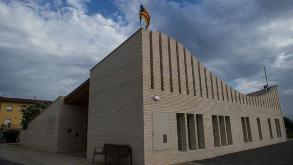 Imagen de la fachada de una escuela de Cataluña, con la bandera independentista