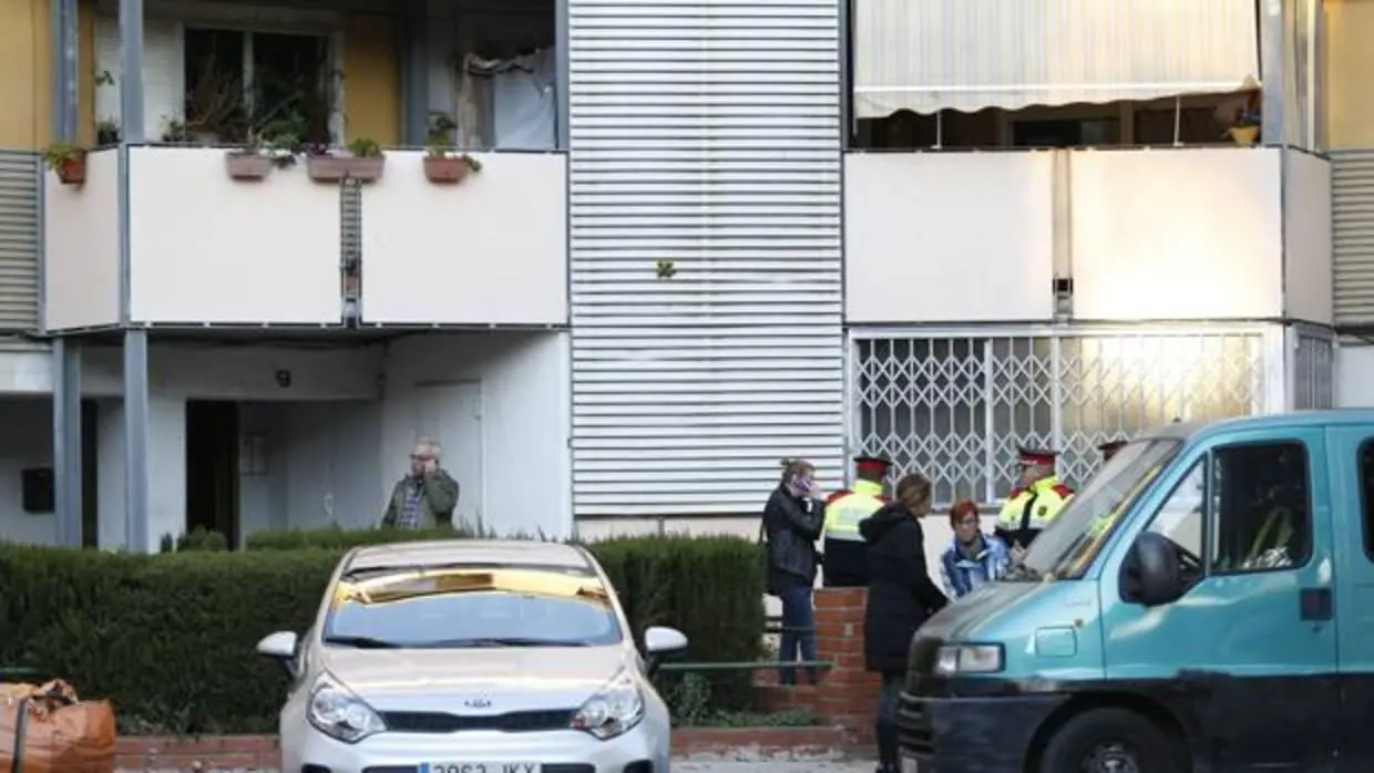 Policías catalanes ante el bloque en el que convivían madre e hijo, en Badia del Vallés (Barcelona)