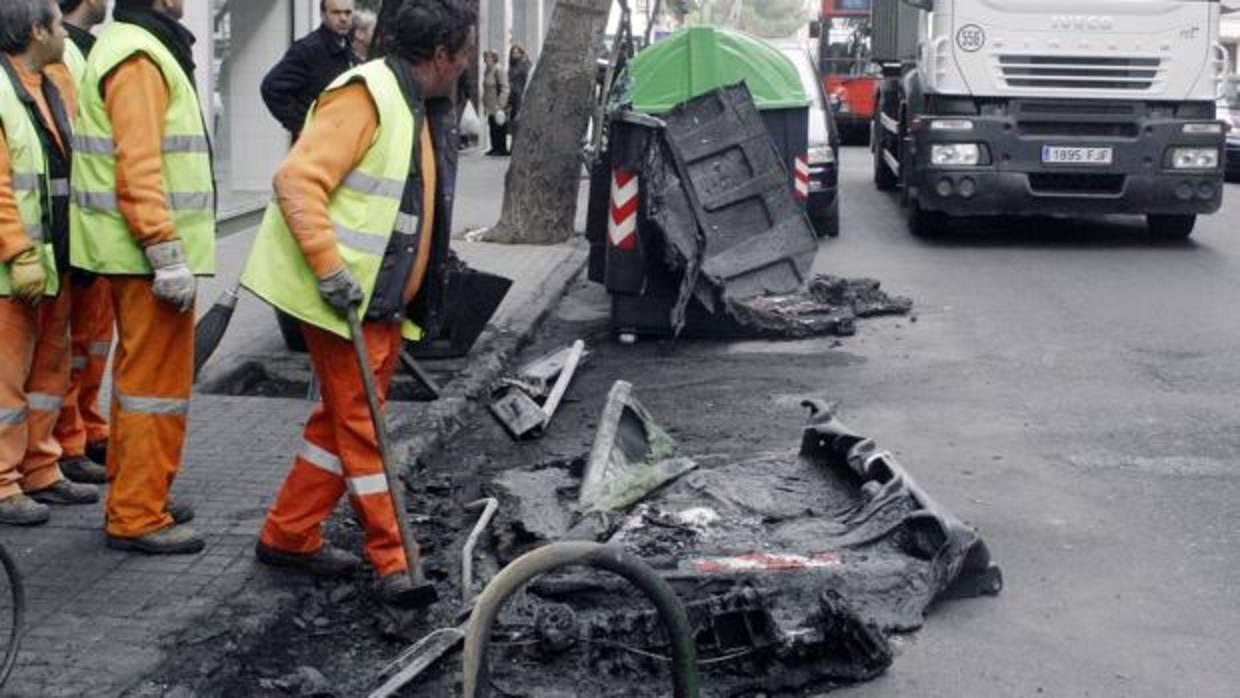 La quema de contenedores deja cuantiosos daños cada año en ciudades españolas (imagen de archivo de un contenedor quemado en Zaragoza)