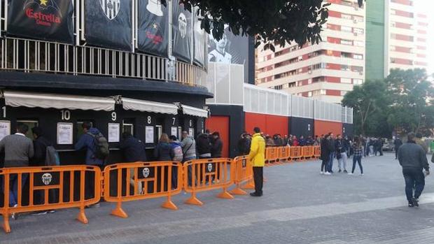 Colas en Mestalla para comprar las 8.000 entradas disponibles para el Valencia-Barcelona