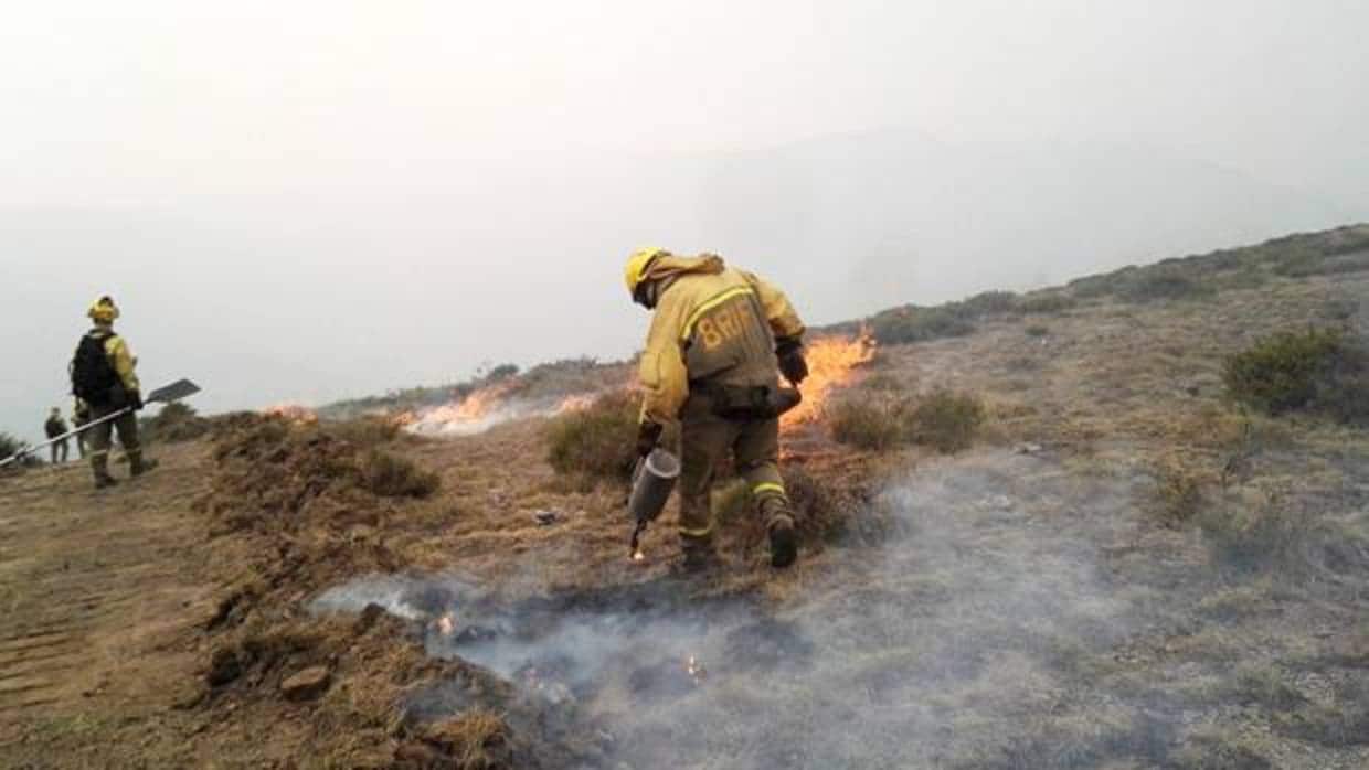 Trabajos de extinción del incendio en el municipio de Silván (León), uno de los últimos registrados el pasado octubre