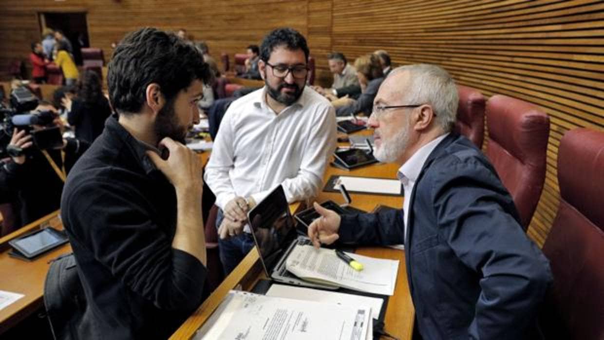 El portavoz de Podemos en las Cortes, Antonio Estañ, junto a los diputados Antonio Montiel y David Torres