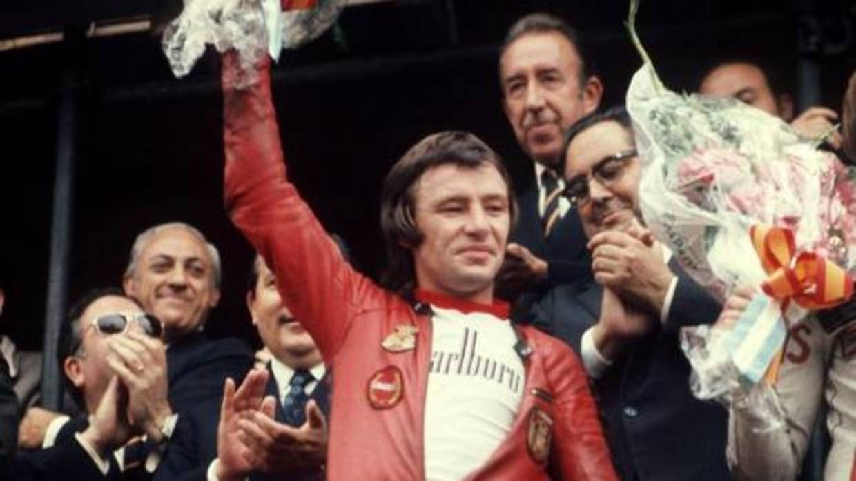 El piloto Ángel Nieto celebra su títuo de campeón del mundo en 1972