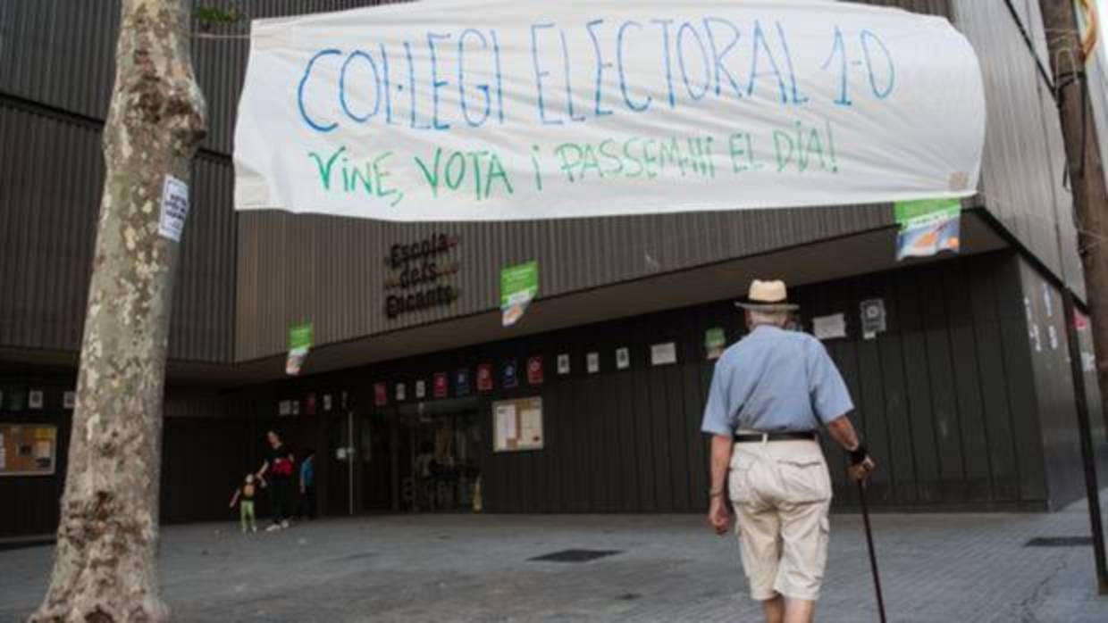 Pancartas a favor del referéndum del 1-O en un colegio electoral de Barcelona