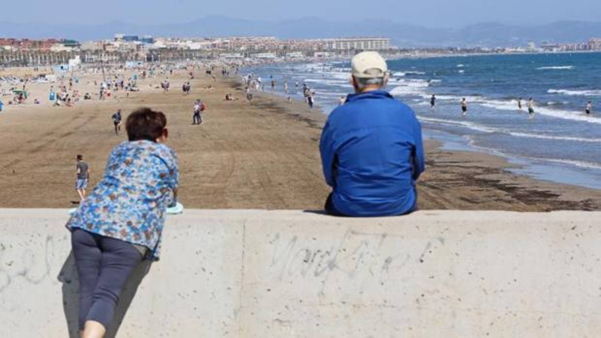 Gente disfrutando de la playa en Valencia, en una imagen de archivo