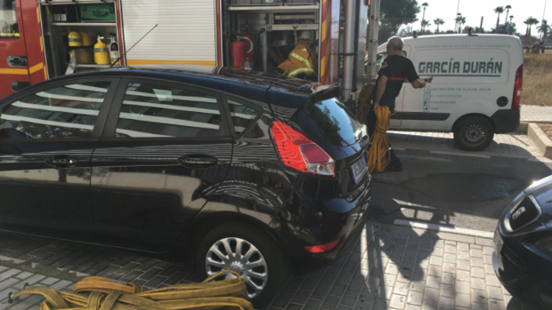 Un incendio a 750 grados de temperatura obliga a desalojar un edificio de diez plantas en El Campello