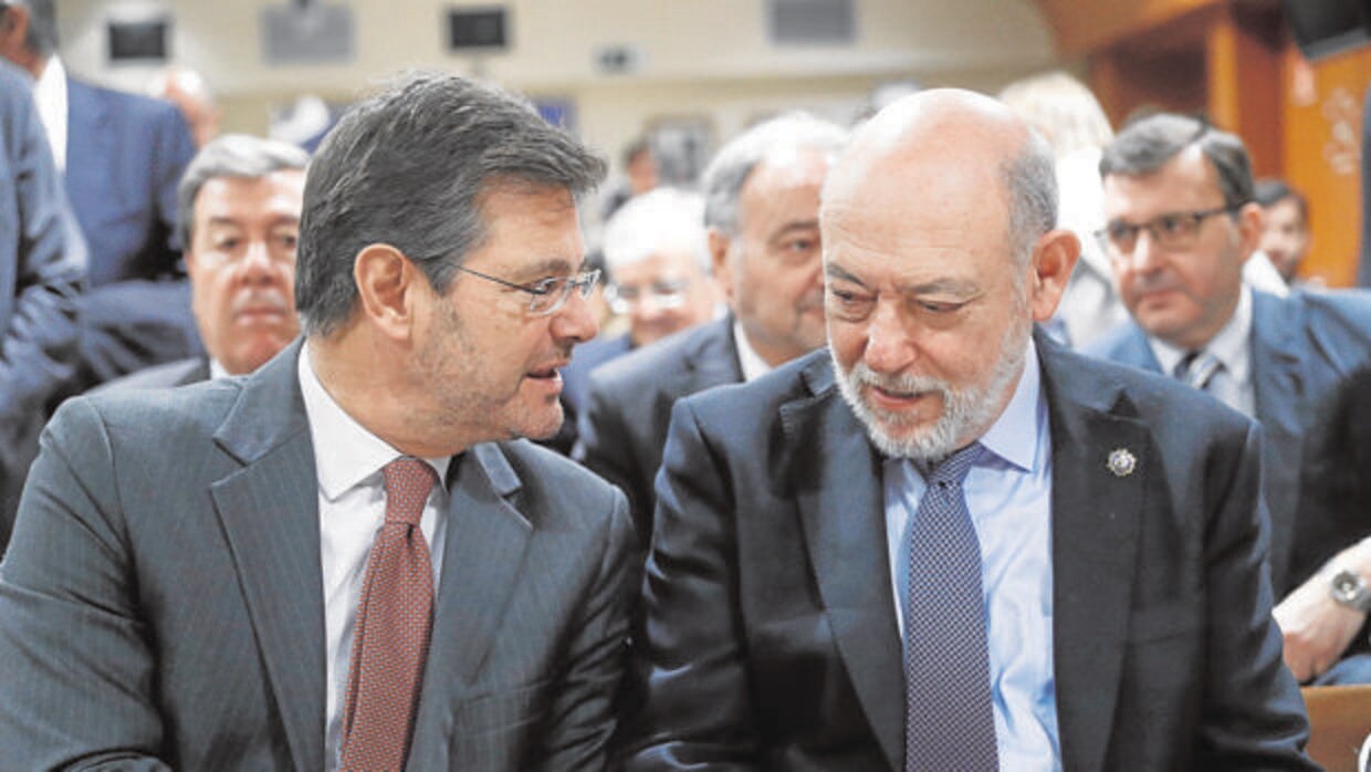 Rafael Catalá con José Manuel Maza, el 7 de febrero en los premios de la prensa jurídica