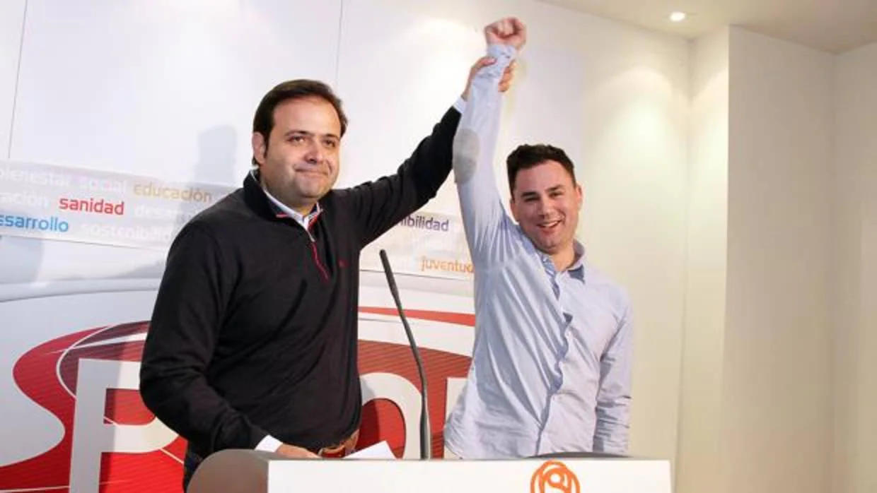 Celestino Rodríguez celebra con Javier Alfonso Cendón su victoria en la primarias del PSOE de León