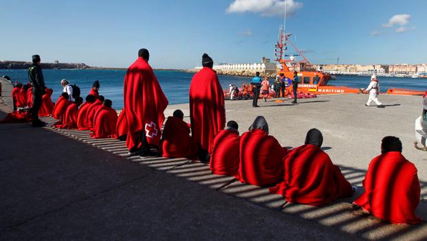 Mueren ahogados tres inmigrantes al volcar su patera en la costa de Ceuta