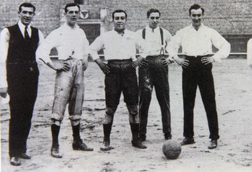 Sánchez Mejías (2º por la izquierda), jugando al fútbol en La Maestranza