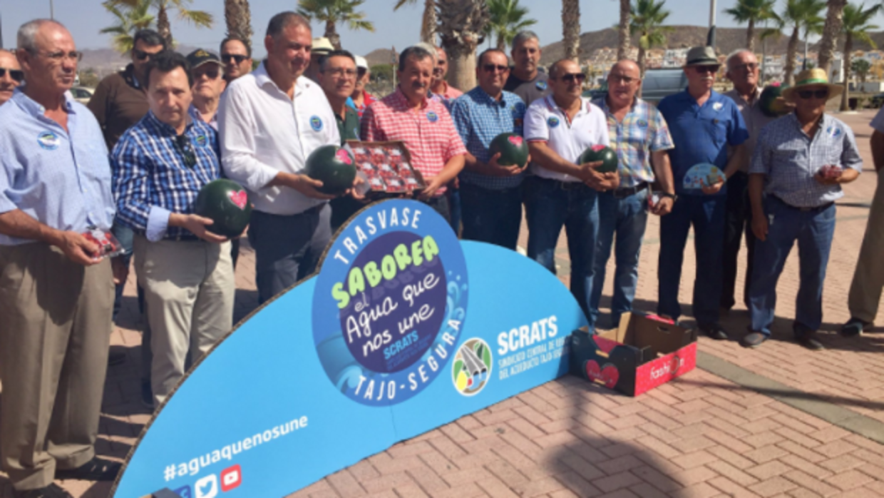Regantes durante la campaña de concienciación para compartir el agua entre cuencas