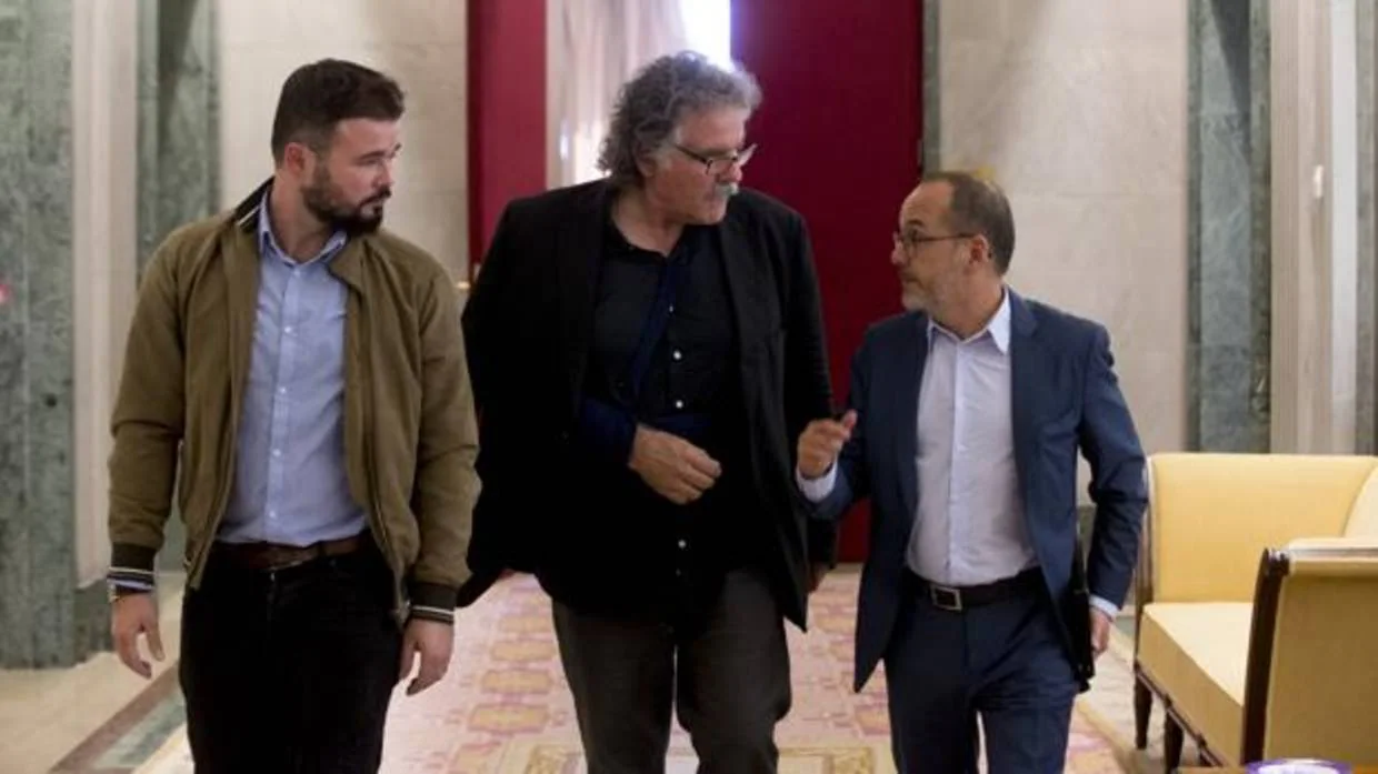 De izqda a dcha, el portavoz adjunto de ERC Gabriel Rufián, el portavoz del partido Joan Tardà y el portavoz de PDECat, Carles Campuzano