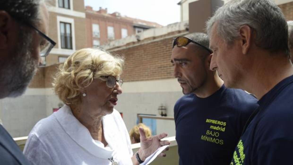 Barbero y Carmena, junto a dos bomberos, el pasado 15 de agosto