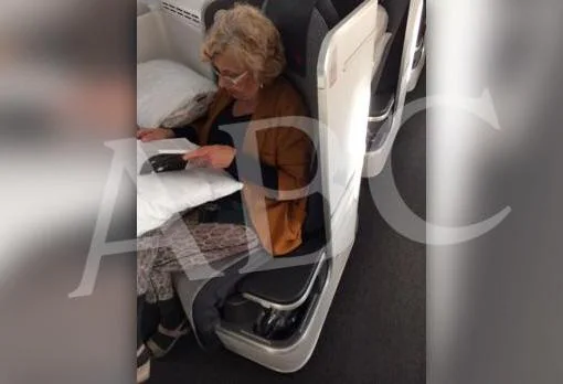 Carmena, en su asiento de avión de primera clase en el que viajó a Montreal