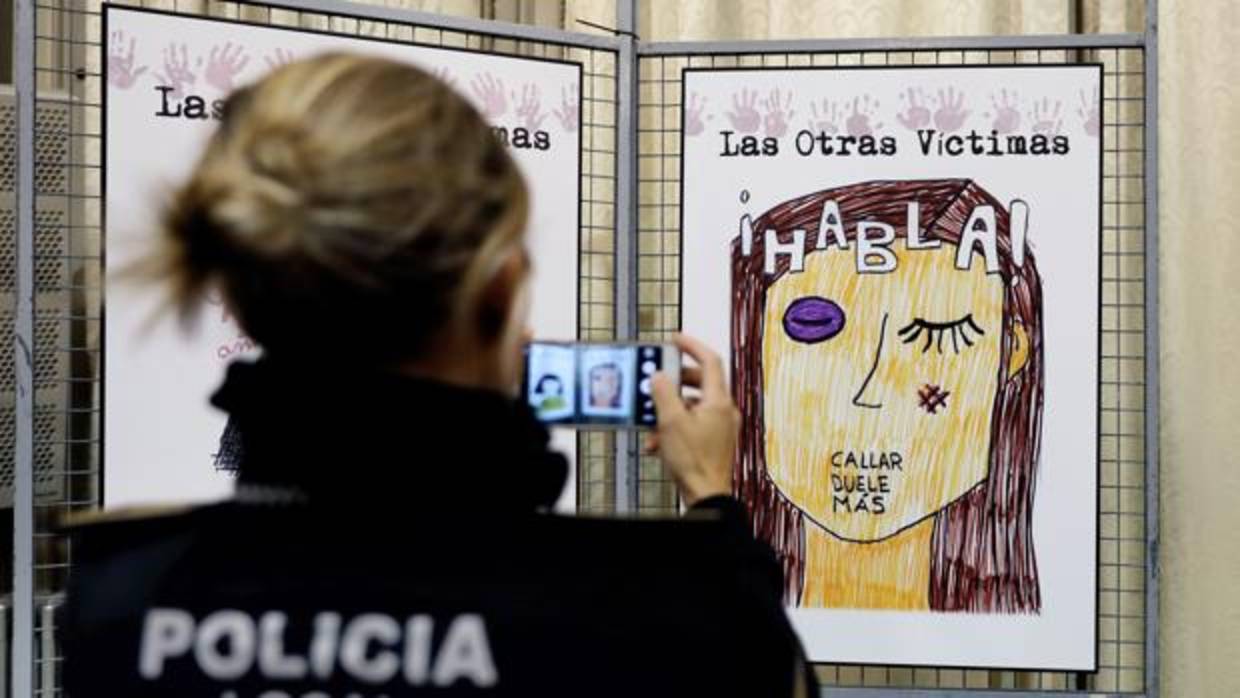 Dibujos de hijos de mujeres maltratadas que se exponen en el Ayuntamiento de Valencia