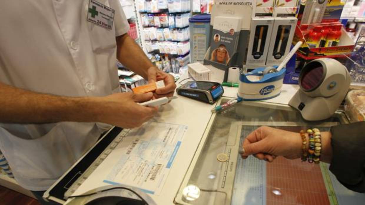 Un farmacéutico dispensando una receta