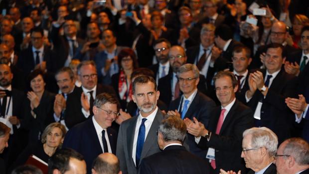 El Rey Felipe VI apela a los directivos empresariales a tender «puentes» y evitar «individualismos»