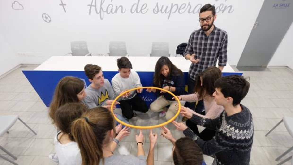 Un grupo de adolescentes trabajan en una actividad en el colegio La Salle de Valladolid