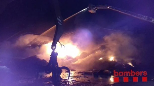 Un incendio destruye tres naves de una planta de reciclaje de papel y plástico en Sant Feliu