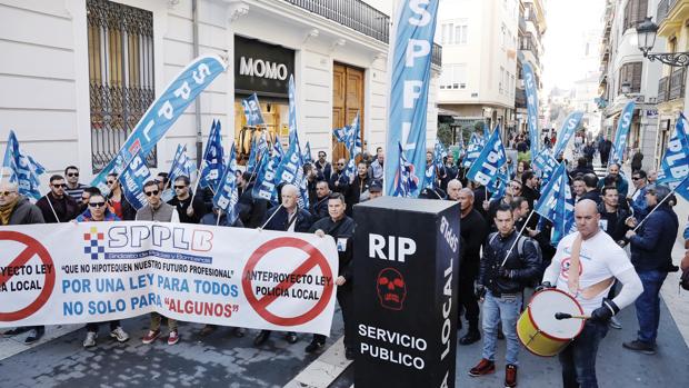 Policías locales de Valencia se manifiestan en contra de la nueva Ley aprobada por las Cortes