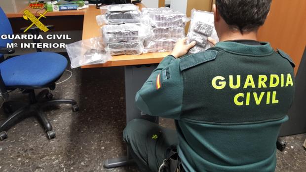 La Guardia Civil interviene quince kilos de hachís en un vehículo a tres holandeses en Sagunto