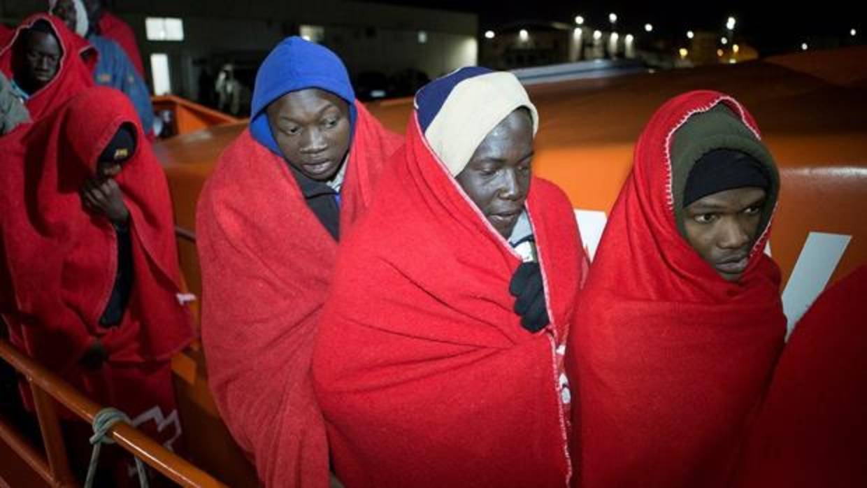 Rescatan en Canarias a un centenar de inmigrantes que viajaban a bordo de un cayuco