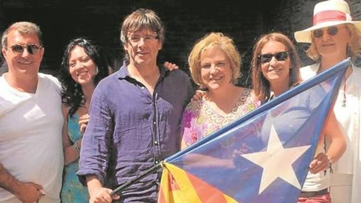 Rahola (centro), junto a Puigdemont o Laporta, con una estelada