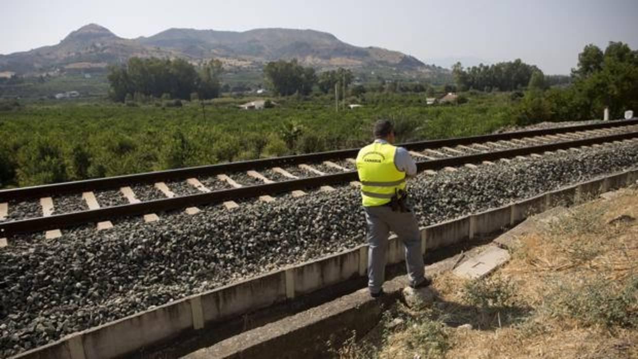 La juez pide información sobre si se pidió interrumpir el tráfico ferroviario tras la desaparición de Lucía Vivar