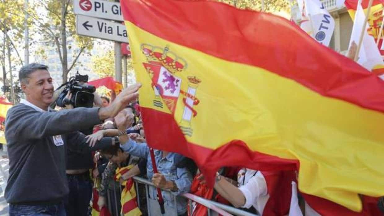 Albiol junto a una bandera de España en una manifestación en Barcelona
