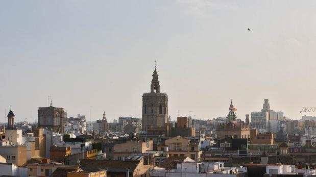 La contaminación en Valencia enfrenta a Ribó con la Generalitat y los agricultores por la quema de la paja del arroz
