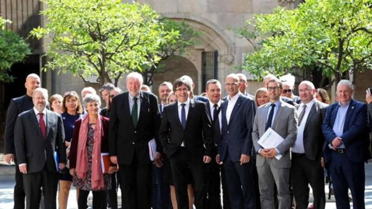 Puigdemont posa el pasado septiembre junto a una delegación de países europeos enviados para seguir el 1-O