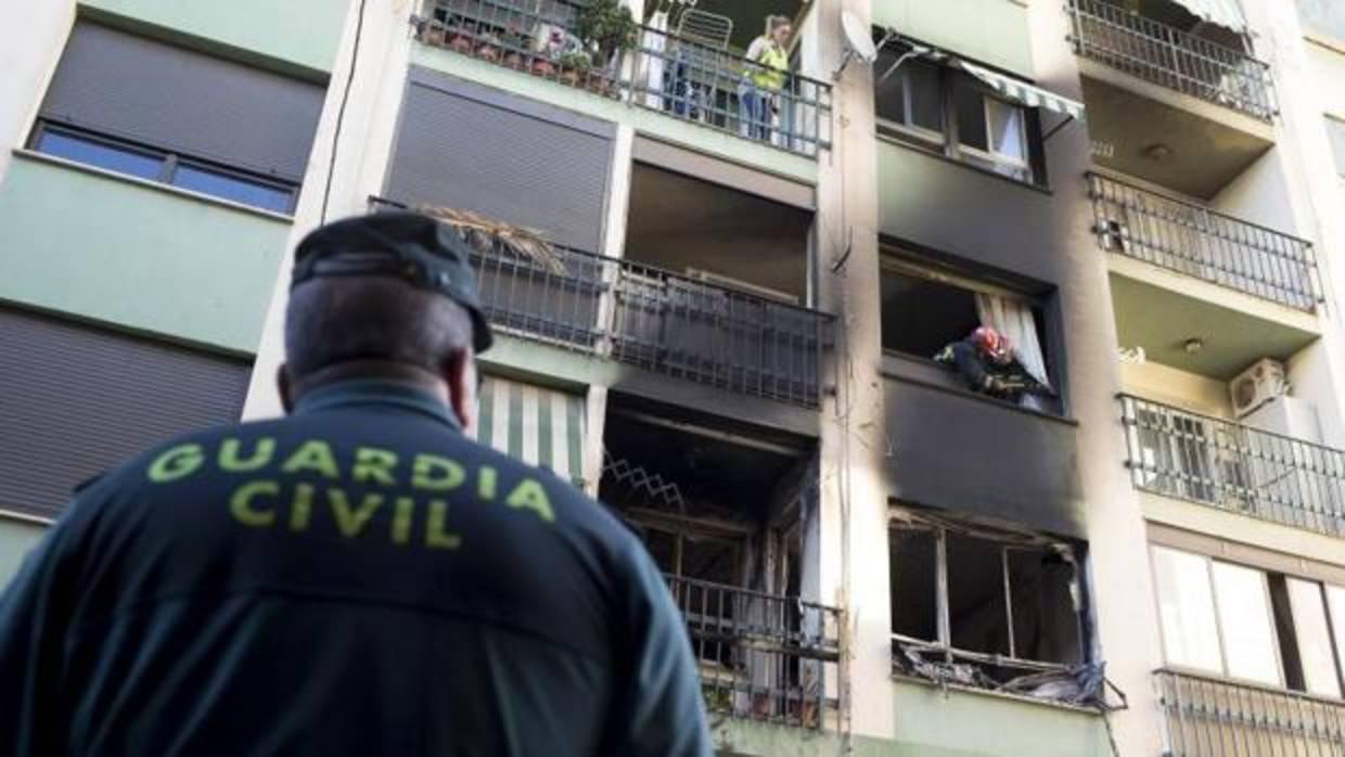 El fuego se originó sobre las 5.20 horas de esta pasada madrugada en la planta inferior del inmueble