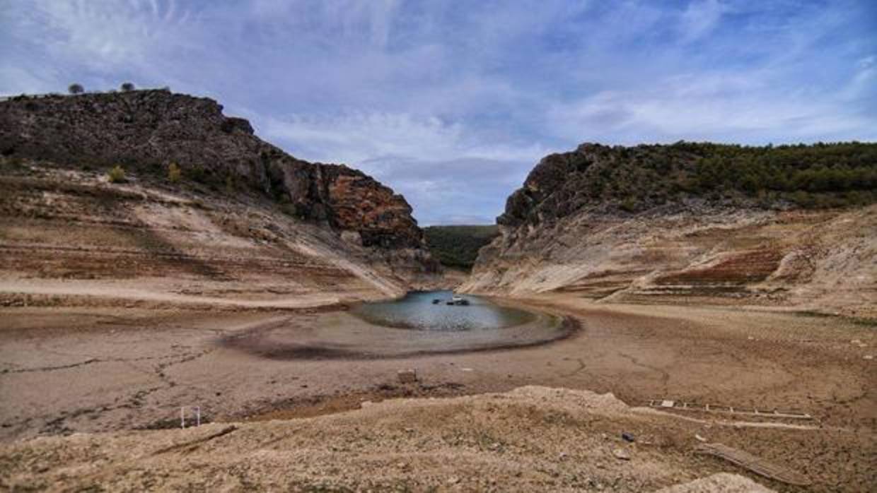 Embalse de Entrepeñas hace unas semanas, con una escuálida lámina de agua