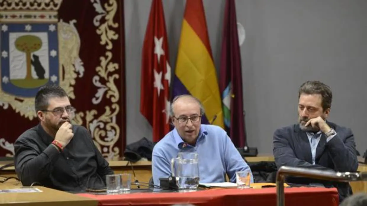 Sánchez Mato (izquierda) y Mauricio Valiente (derecha) escuchan al moderador de la mesa