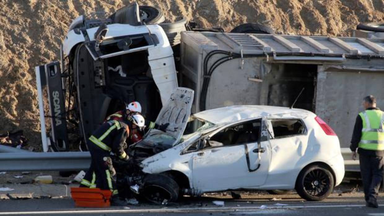 Dos personas han resultado heridas en un accidente entre un turismo y un camión en la A-62 en Salamanca