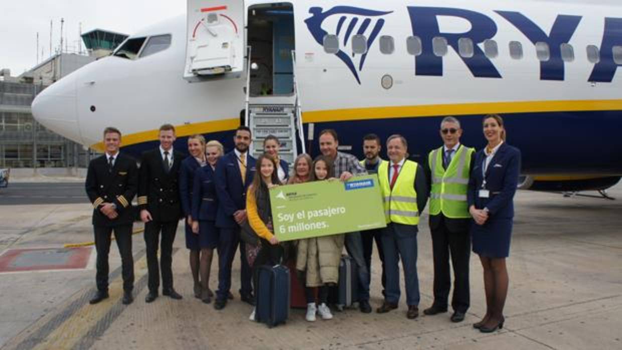 Imagen de la llegada del pasajero seis millones al aeropuerto de Valencia