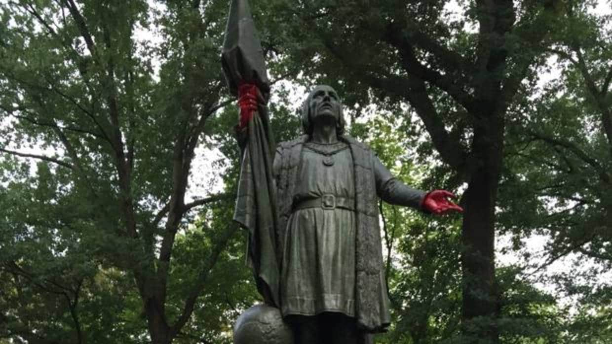 Estatua de Colón con las manos pintadas de rojo sangre en Central Park