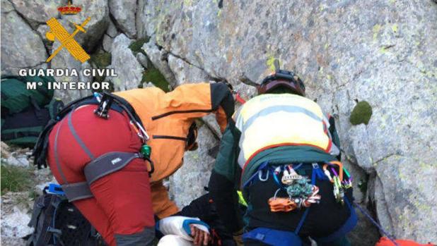 La Guardia Civil rescata a dos independentistas que querían colgar una estelada en un pico de Huesca