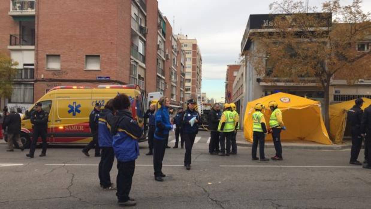 Una mujer fallecida y una veintena de intoxicados leves en el incendio de un edificio de doce plantas en Madrid