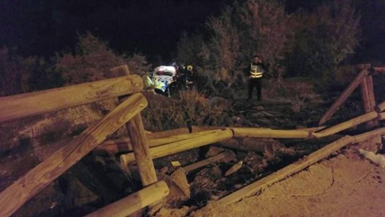 Imagen con los bomberos rescatando al anciano