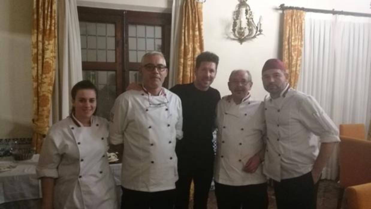 Simoone, con los trabajadores del restaurante Hacienda del Cardenal