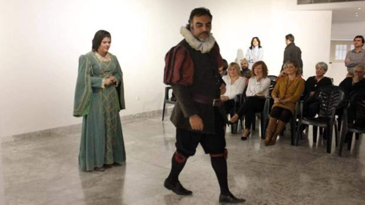 Dos actores interpretan a Miguel de Cervantes y Catalina Salazar durante la presentación de las jornadas