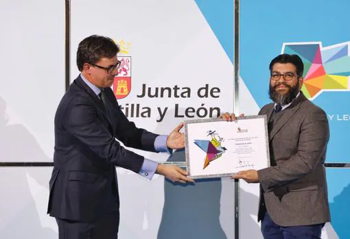 El colaborador gráfico de ABC, Fernando Blanco, recibe una mención especial en los Premios Cossío