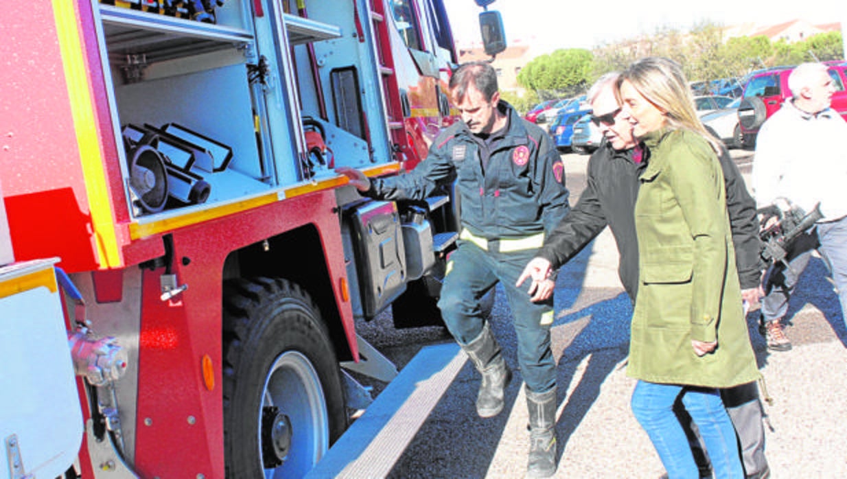 La alcaldesa Tolón, el concejal Pérez del Pino y el suboficial de bomberos Jesús Álvarez