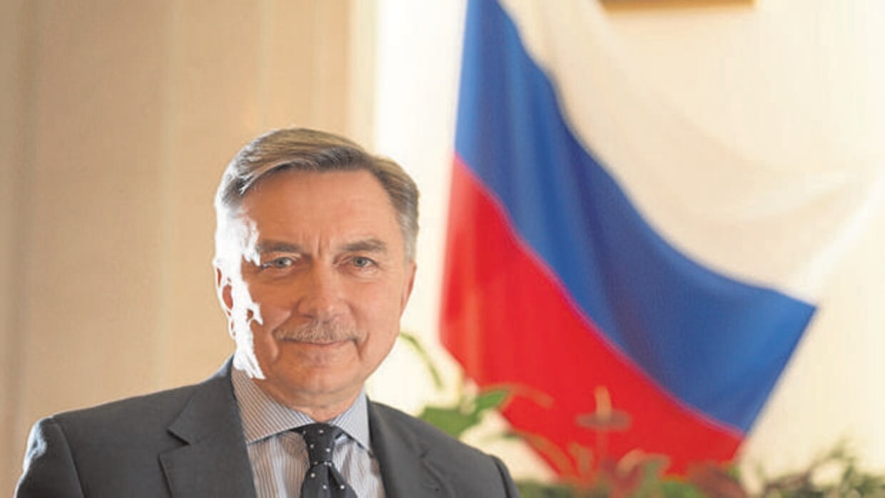 El embajador de Rusia en España posa para ABC durante la entrevista