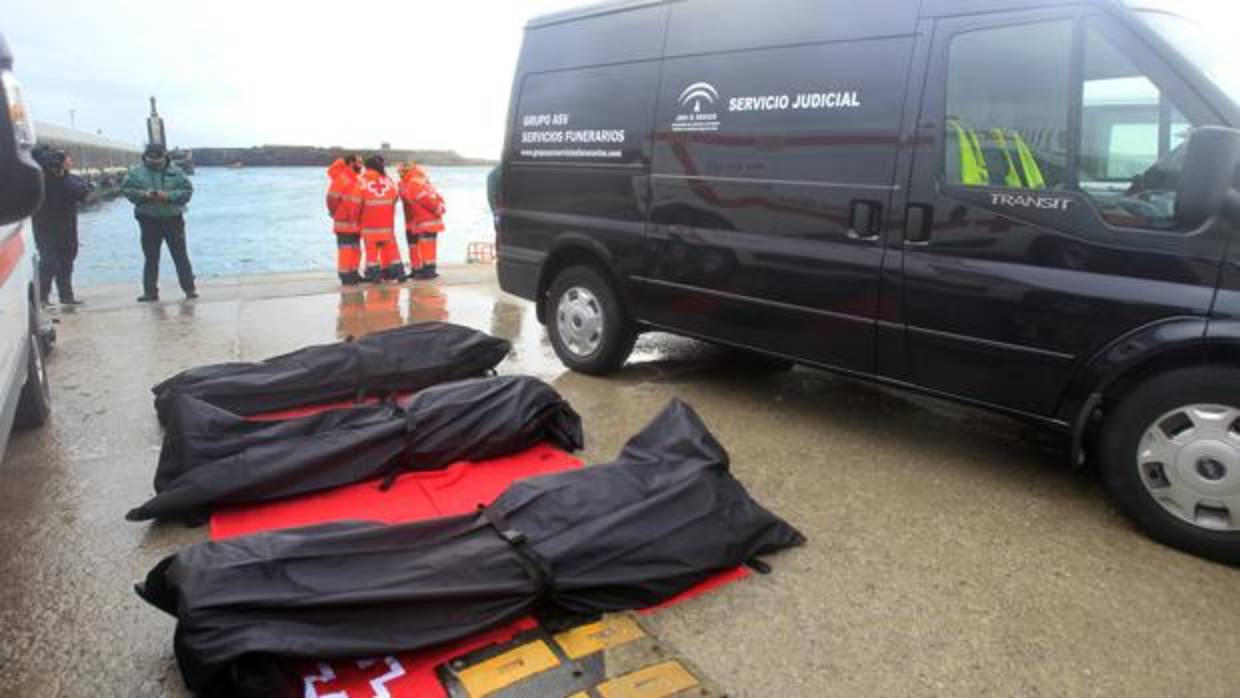 Los tres cadáveres de inmigrantes subsaharianos que han sido trasladados al puerto de Tarifa (Cádiz)