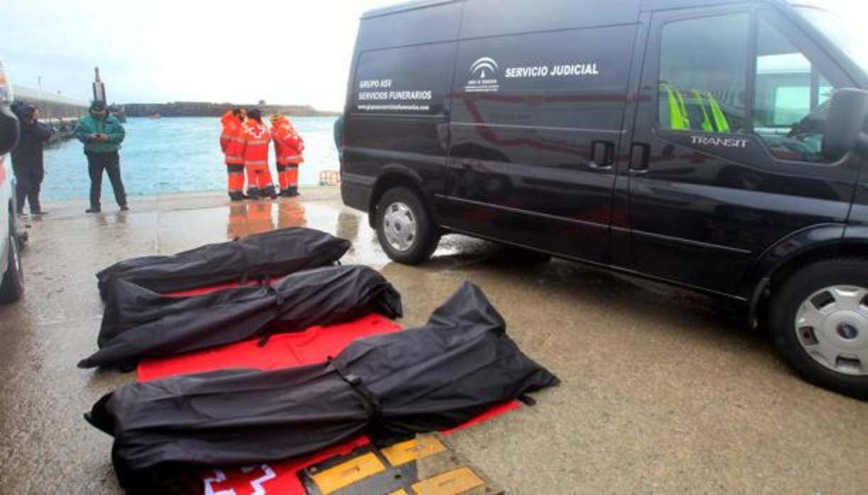 Tres cadáveres encontrados ayer fueron trasladados al puerto de Tarifa