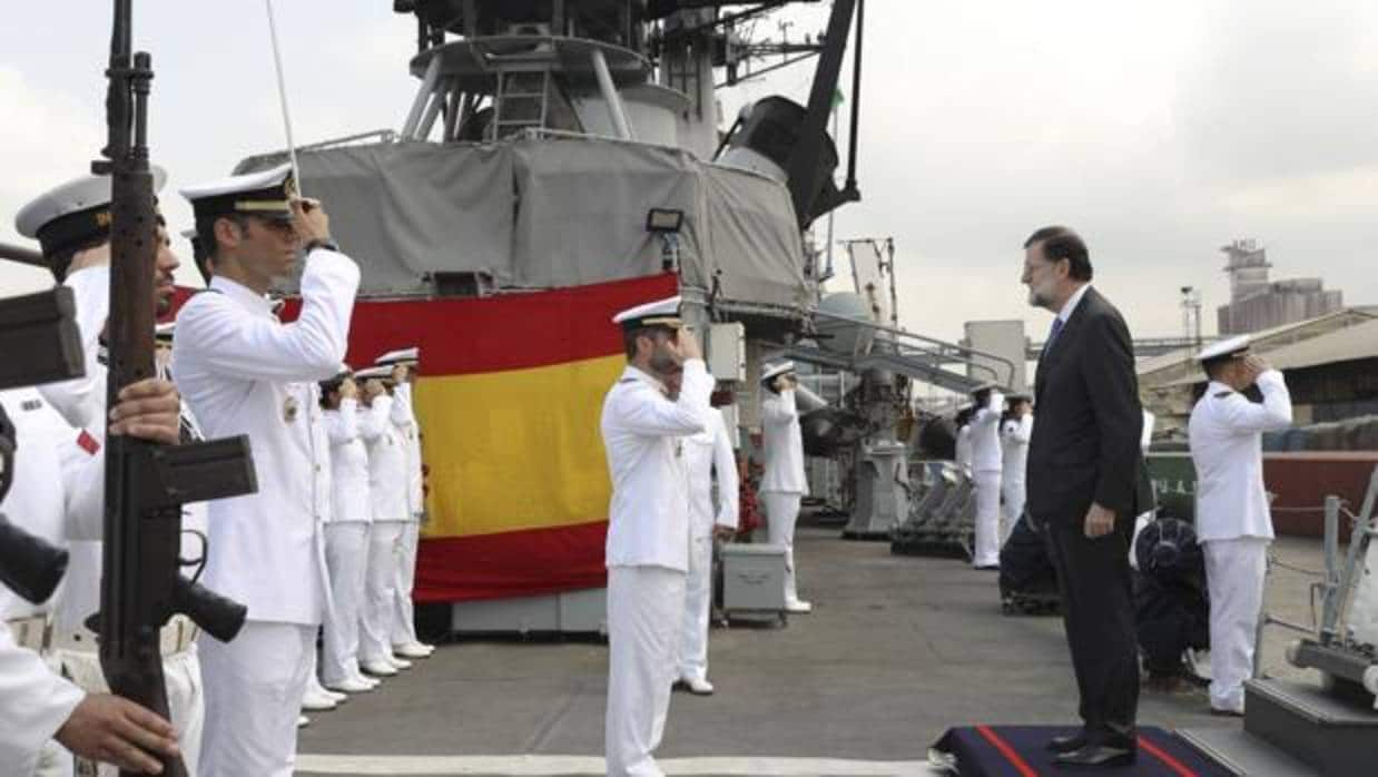 Rajoy,, en el patrullero Infanta Cristina, en el puerto de Abiyán