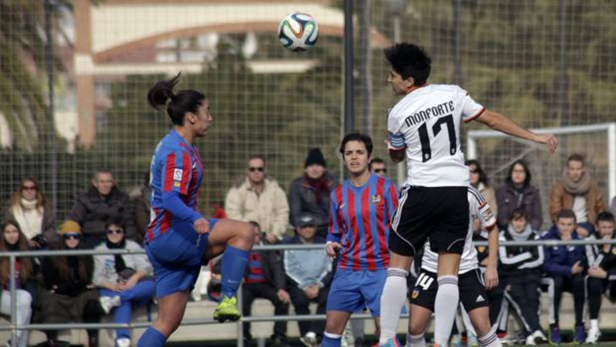 Imagen de archivo de un partido entre el Valencia y el Levante femenino